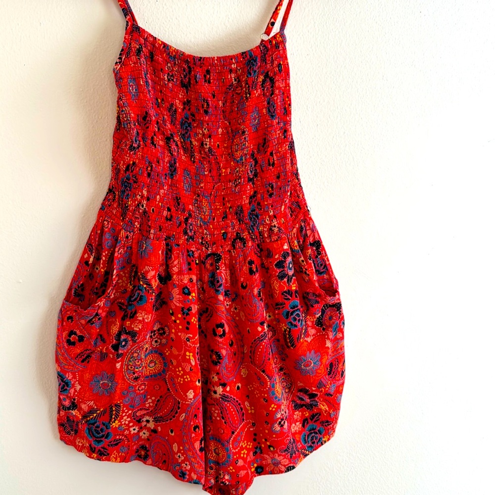 Adorable lightweight romper with adjustable straps and pockets. Small